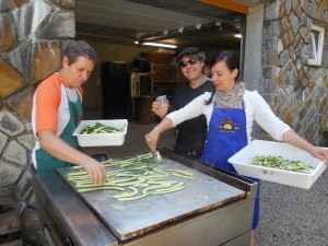 Marco, Valentina e Gigi alle prese con le zucchine grigliate